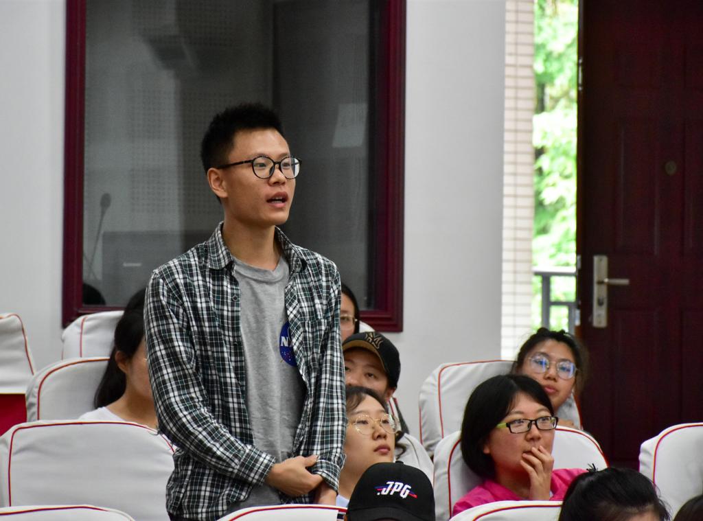 图片4在场员工提问