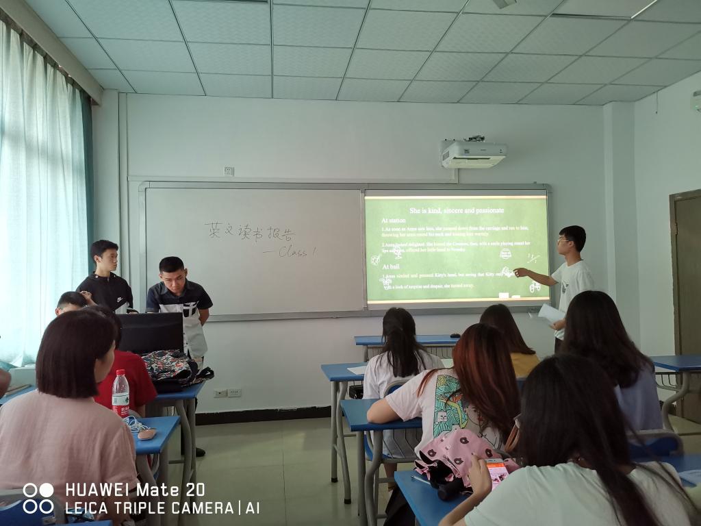 读书会现场气氛强烈