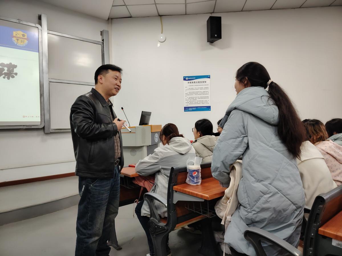 张跃波与同学们互动2.jpg