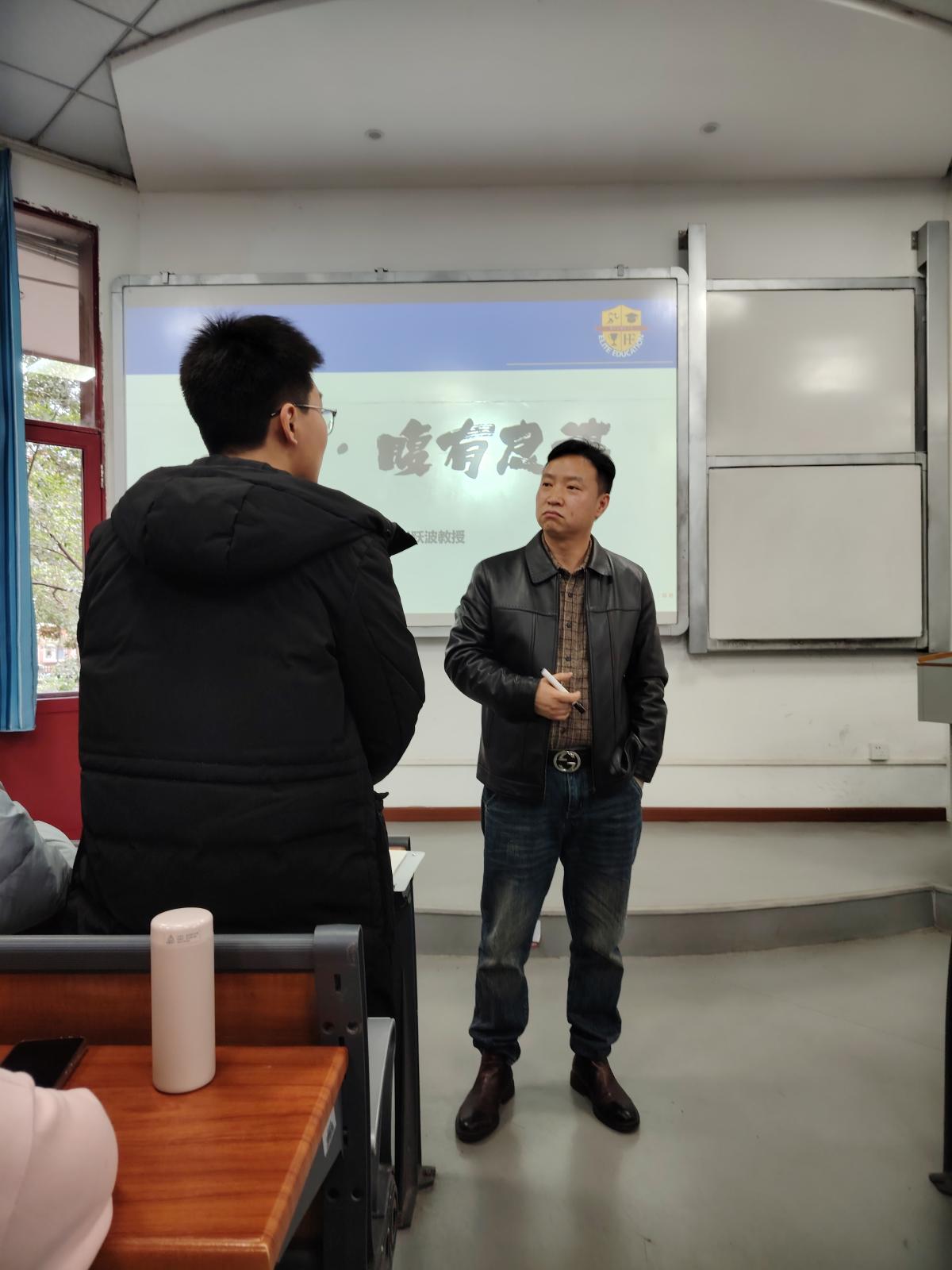 张跃波与同学们互动1.jpg