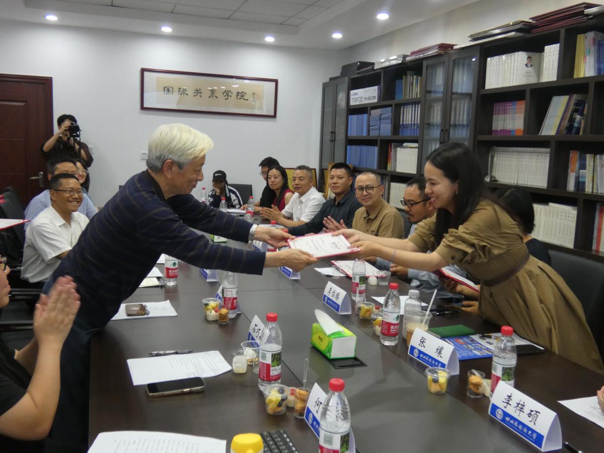 颁发荣誉证书1.jpg